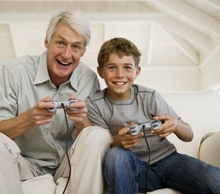Perchè dovreste giocare ai videogiochi con i vostri nonni secondo la scienza