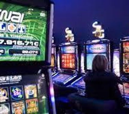 Gioco d'azzardo terrestre e online: i numeri a confronto degli ultimi due anni