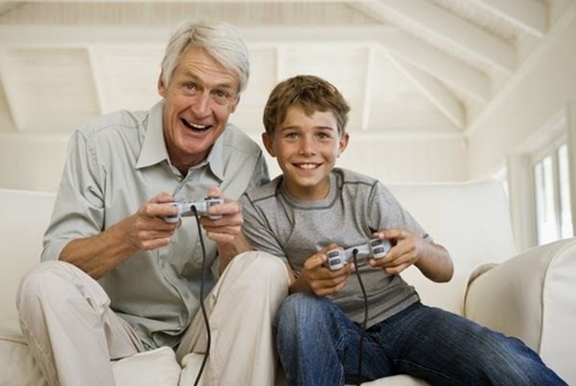 Perchè dovreste giocare ai videogiochi con i vostri nonni secondo la scienza