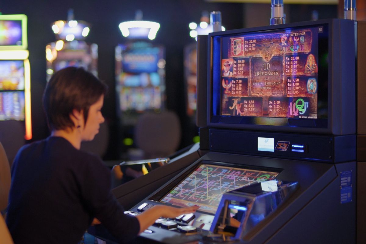 Gioco d’azzardo “offline” in crisi: –6% di punti vendita e boom online del 212%
