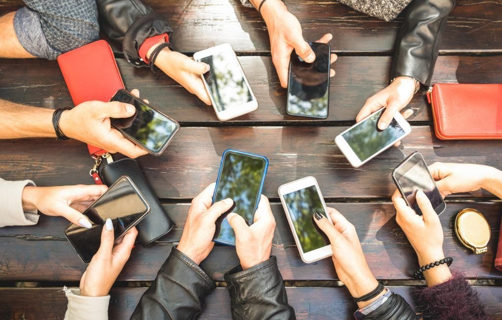 Casinò Online: gli italiani giocano da mobile, in netto calo gli accessi da desktop. Tim primo operatore