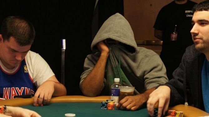 "Poker tell" volontari ed involontari, le chiavi di una mano vincente