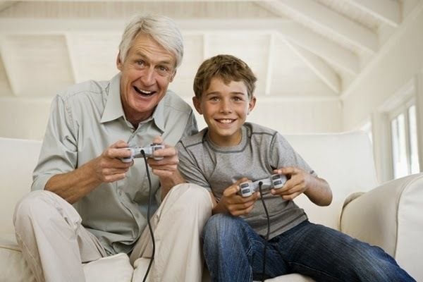 Perchè dovreste giocare ai videogiochi con i vostri nonni secondo la scienza