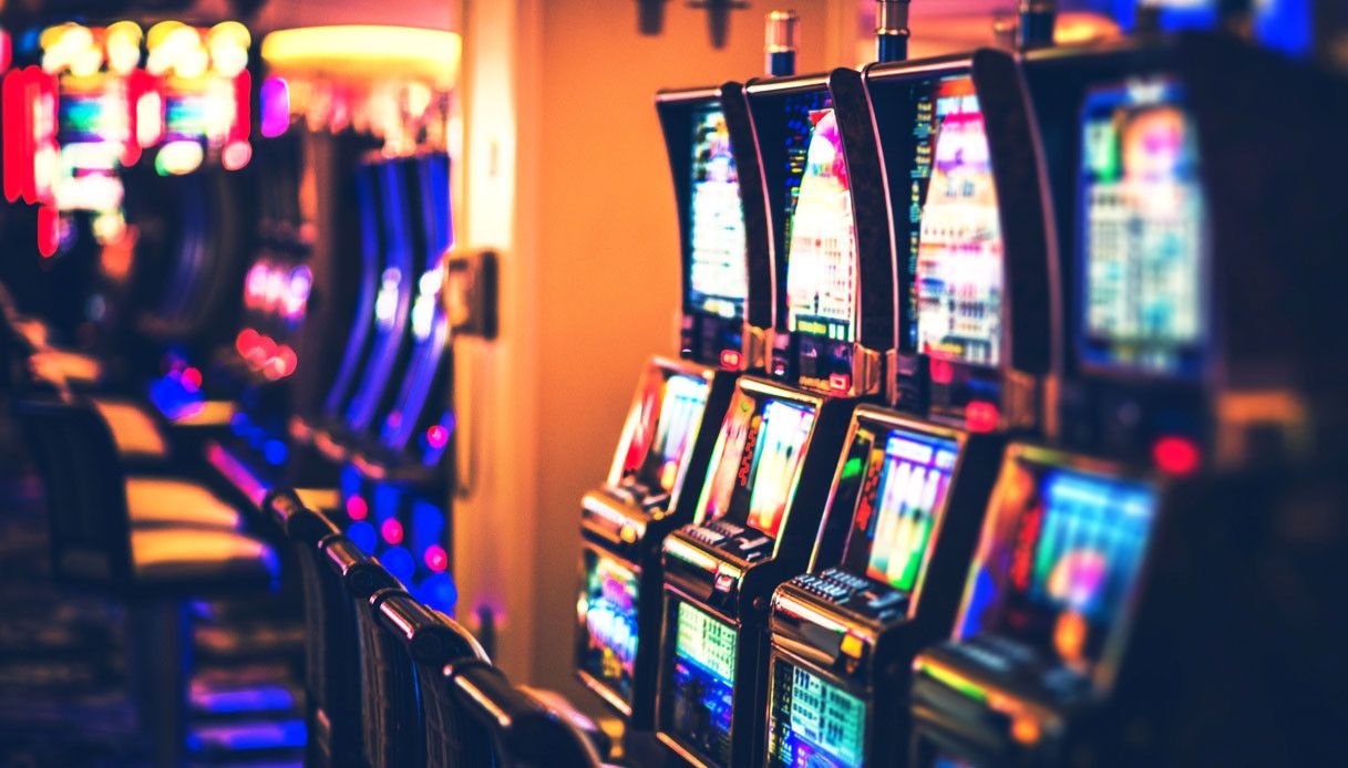 Zone bianche, riaprono i centri scommesse e le sale da slot: come funzionerà