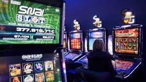 Gioco d'azzardo terrestre e online: i numeri a confronto degli ultimi due anni